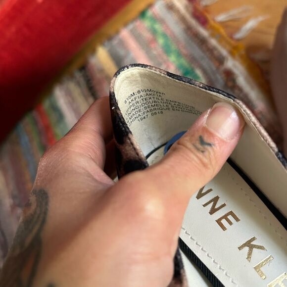 Anne Klein Animal Print Heels with Black Accent Size 6 - Picture 8 of 12